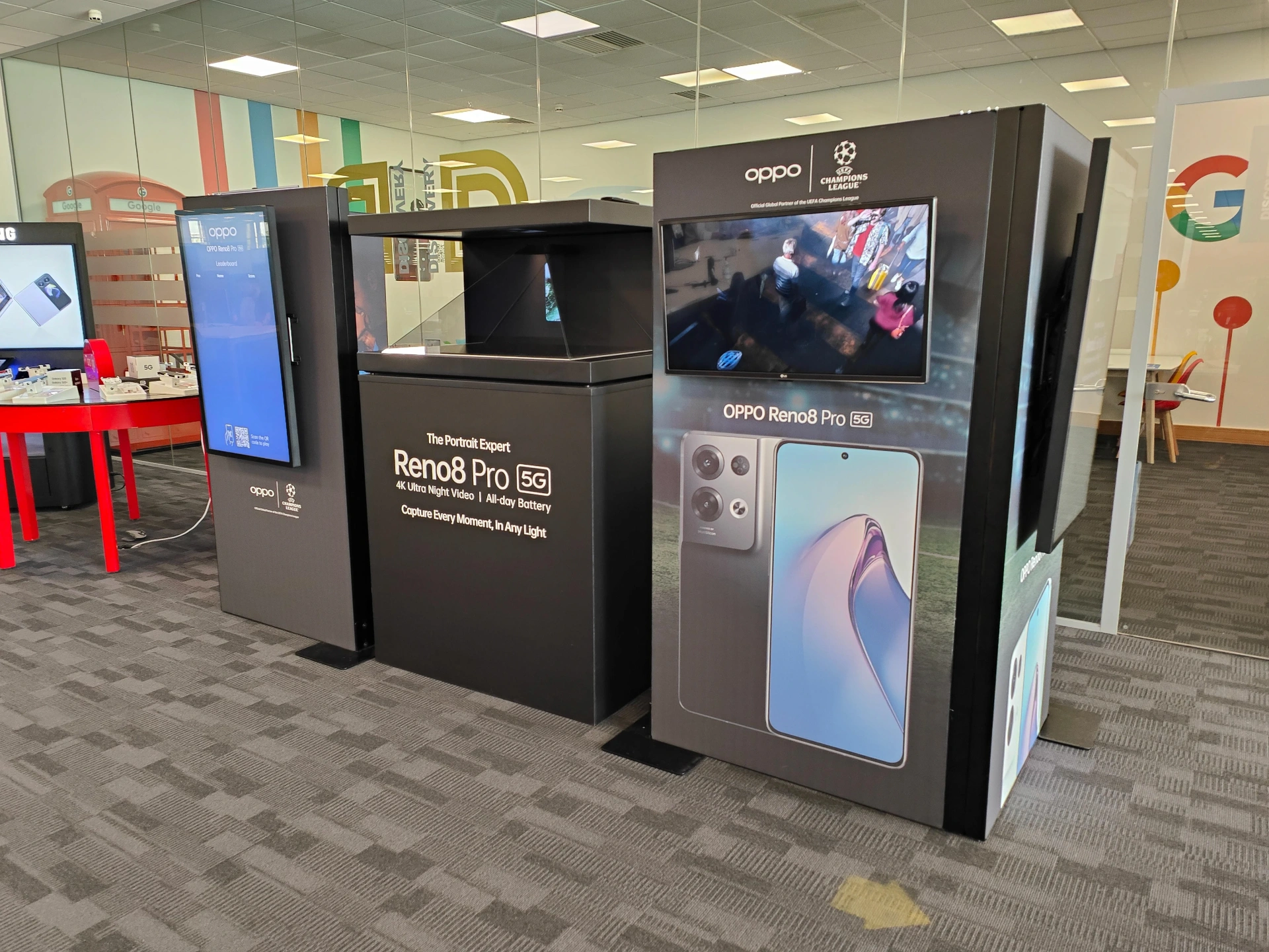 OPPO Reno8 Pro retail display